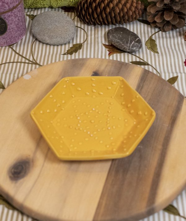 sarga-hatszogletes-ekszertarto-a01 sarga-hatszogletes-ekszertarto-a01