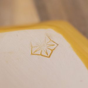 sarga-hatszogletes-ekszertarto-a06