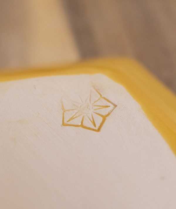 sarga-hatszogletes-ekszertarto-a06 sarga-hatszogletes-ekszertarto-a06